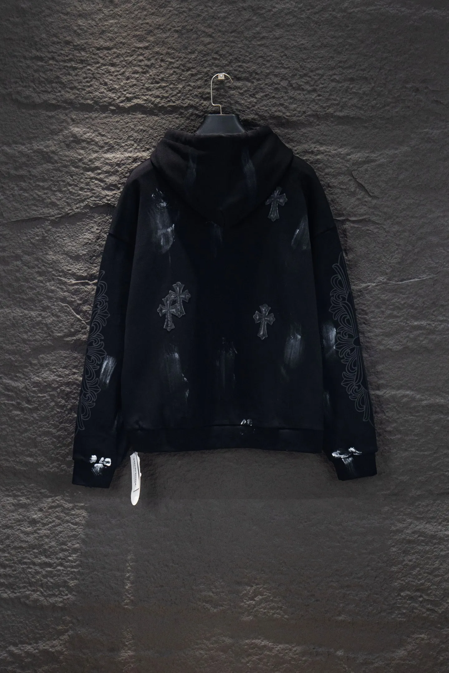 P400 🆕Chrome hearts heavy-duty new graffiti zipper jacket. The os version is really charming. The Chrome family is really unique. Every new season has the best version. It is very practical and can be worn casually. Nice✔️ - ⚠️100% cotton. Made of custom-dyed terry cotton sweatshirt surface, 500g double-ply double yarn, comfortable to the touch. Made from imported knitting needle carded cotton, the thickness is moderate, drapey and contoured, making the upper body comfortable! ! It is very tolerant to fat body types and can instantly lose five pounds after wearing it!  The front cuffs and back chest are made of direct-injection printing environmentally friendly glue material, using a mechanized printing process. Mechanical printing has high precision, the positioning accuracy can reach ±0.02mm, and the quality is stable. Front and back leather label elements# Embroidery Imported Tajima high-density heavy-duty leather embroidery technology Three-dimensional fonts Adding distressed elements to the body greatly increases the interest of the clothing; unique visual effects.  Hem Loose closing Double-layer fabric Good closing effect Exquisite hemming Color: Black Size: S-M-L-XL